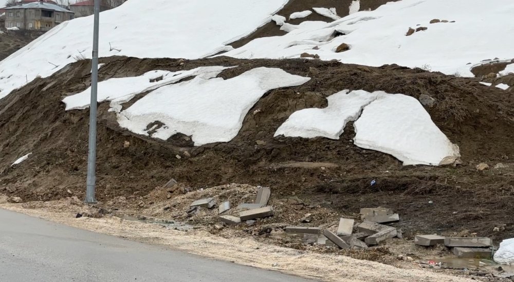 Yüksekova’da Heyelan: Pizok Yolu 5 Gündür Tek Şerit Açık