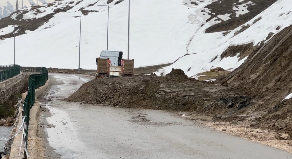 Yüksekova’da Heyelan: Pizok Yolu 5 Gündür Tek Şerit Açık