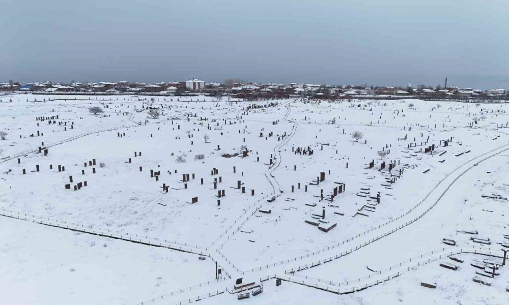 Ahlat’ın Tarihi Mekanlarında Kar Güzelliği