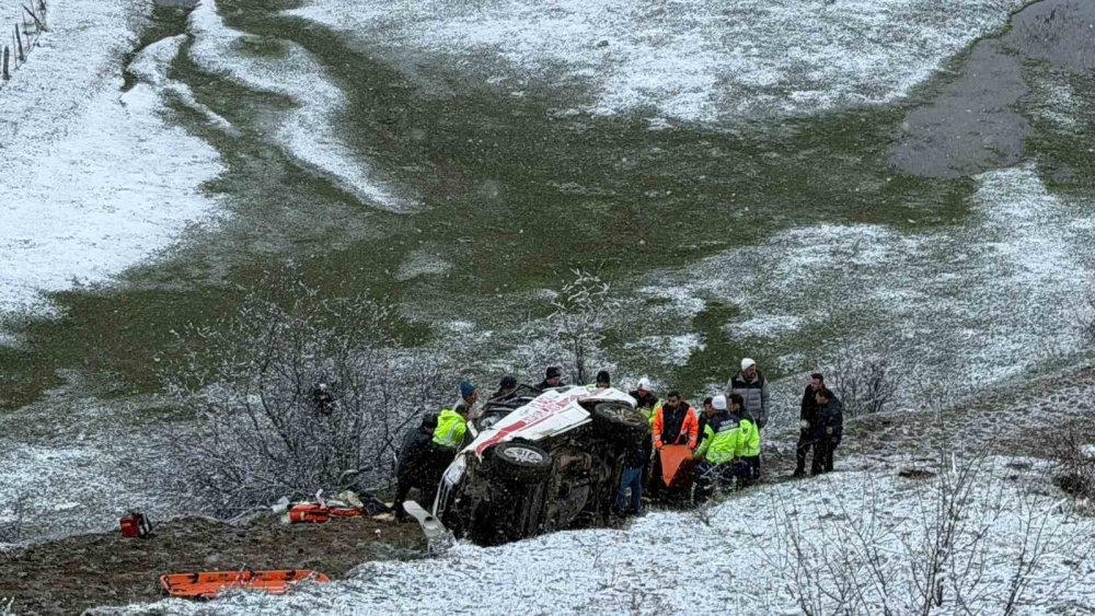 Hasta Taşıyan Ambulans Uçuruma Yuvarlandı.. 1 Kişi Hayatını Kaybetti!