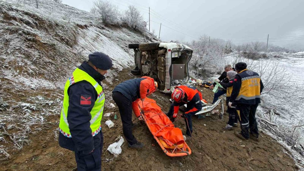 Hasta Taşıyan Ambulans Uçuruma Yuvarlandı.. 1 Kişi Hayatını Kaybetti!