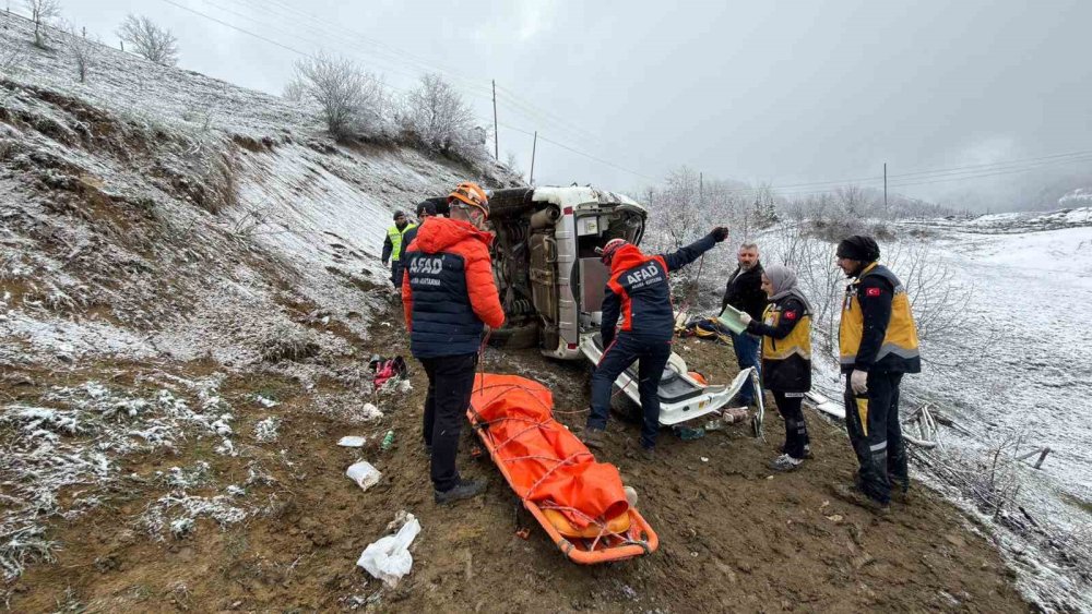Hasta Taşıyan Ambulans Uçuruma Yuvarlandı.. 1 Kişi Hayatını Kaybetti!