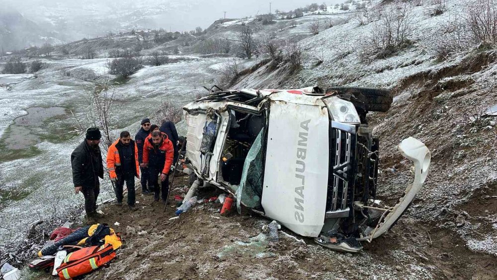 Hasta Taşıyan Ambulans Uçuruma Yuvarlandı.. 1 Kişi Hayatını Kaybetti!