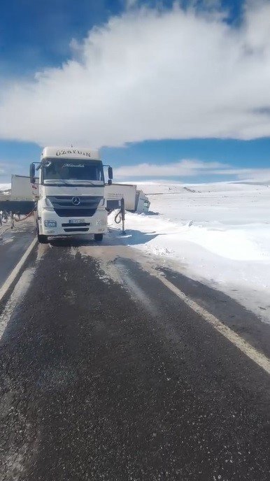 Arpaçay’da Buzlanan Yolda Kaza.. Kontrolden Çıkan TIR Trafiği Durdurdu!
