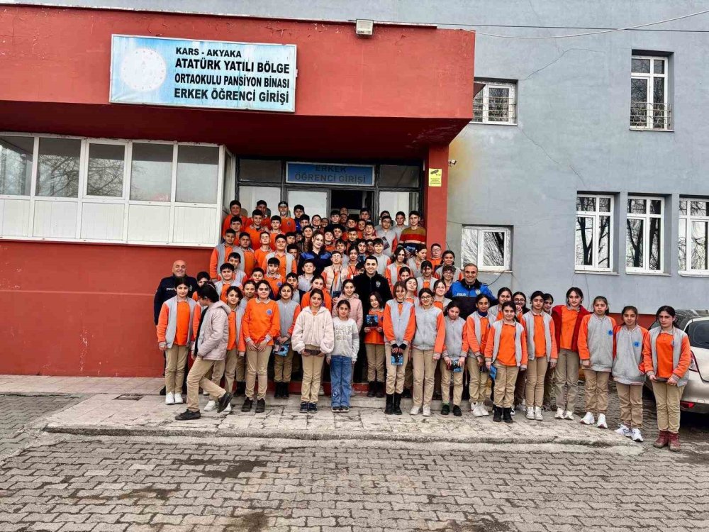 Kars Akyaka’da Polis Öğrencilerle Buluştu