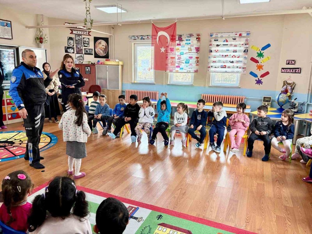 Kars Akyaka’da Polis Öğrencilerle Buluştu