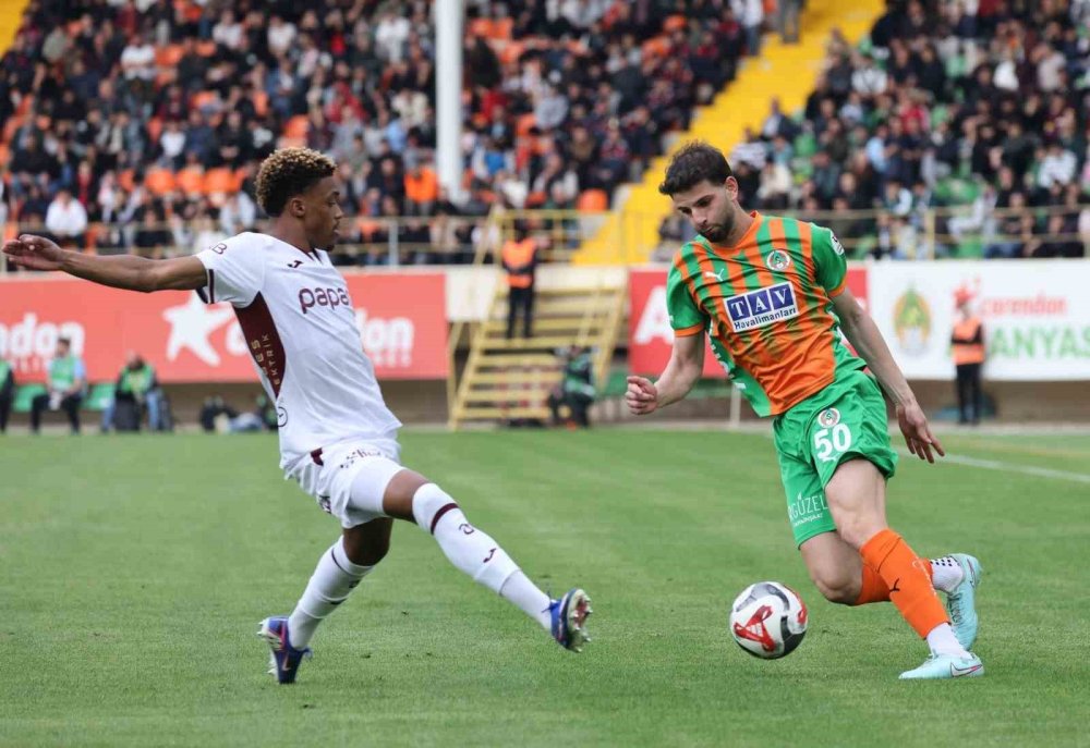 Şampiyonluk Yarışı Alevlendi.. Galatasaray Puan Kaybetti, Fenerbahçe Farkı Eritti!