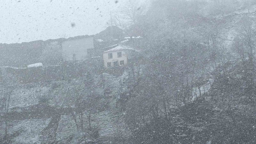 Zigana Dağı’nın Yüksek Kesimlerinde Lapa Lapa Kar Yağdı