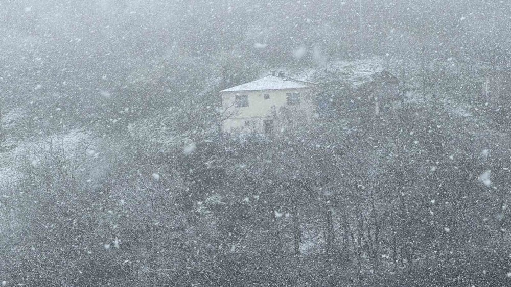 Zigana Dağı’nın Yüksek Kesimlerinde Lapa Lapa Kar Yağdı
