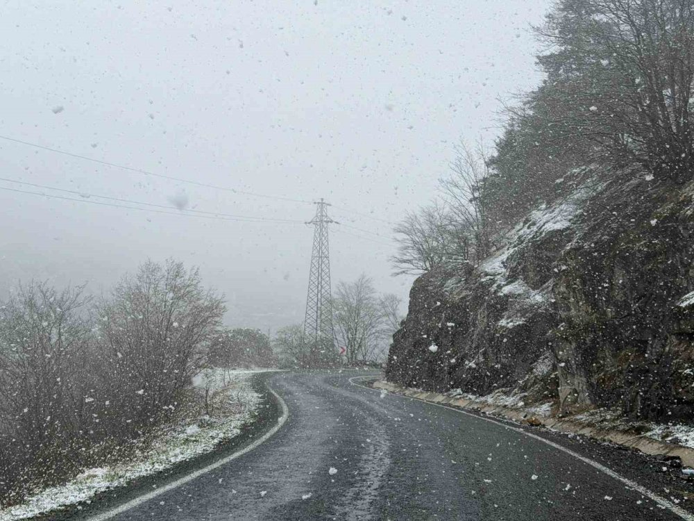 Zigana Dağı’nın Yüksek Kesimlerinde Lapa Lapa Kar Yağdı
