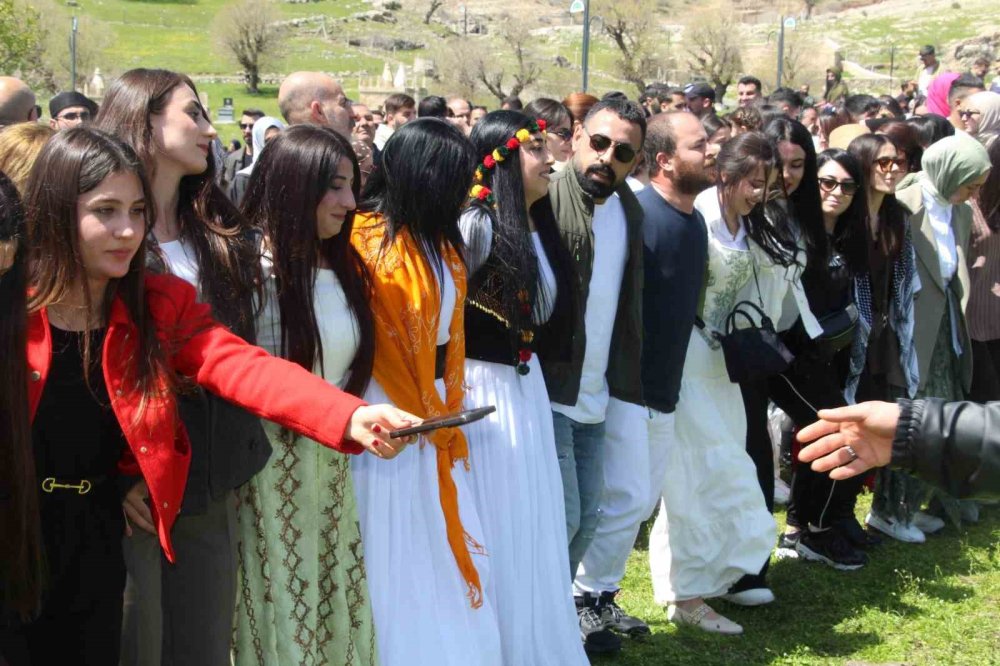 Çarşema Sor Coşkusu.. Êzidîler Yeni Yılı Umut ve Direnişle Karşıladı!