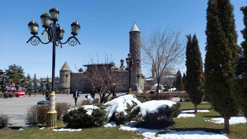 Erzurum’da "Dört Mevsim" Bir Arada Yaşanıyor