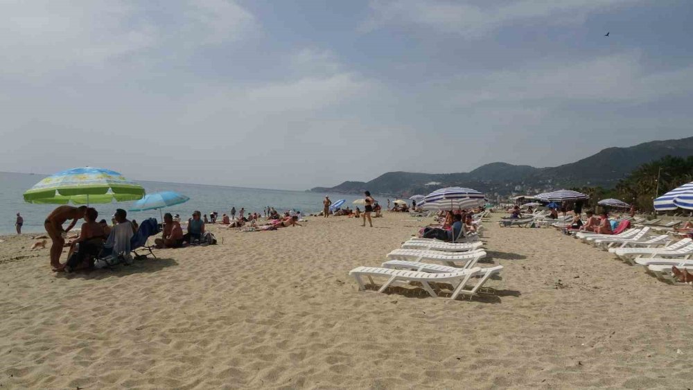 Hava Sıcaklığının 24 Dereceye Yükseldiği Alanya’da Sahiller Doldu
