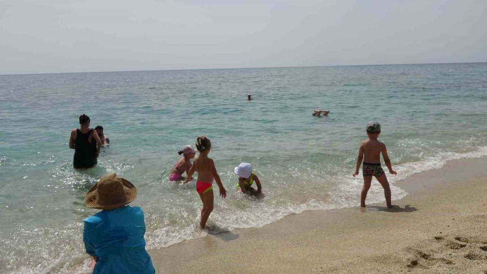 Hava Sıcaklığının 24 Dereceye Yükseldiği Alanya’da Sahiller Doldu