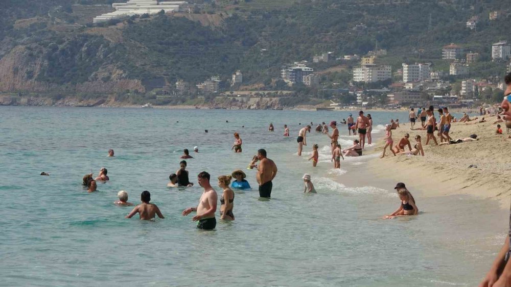 Hava Sıcaklığının 24 Dereceye Yükseldiği Alanya’da Sahiller Doldu
