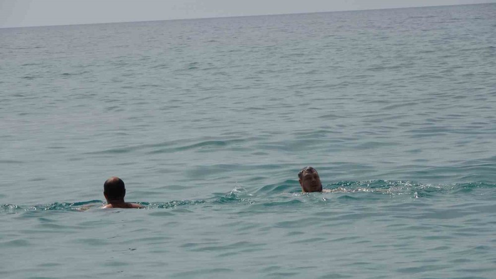 Hava Sıcaklığının 24 Dereceye Yükseldiği Alanya’da Sahiller Doldu