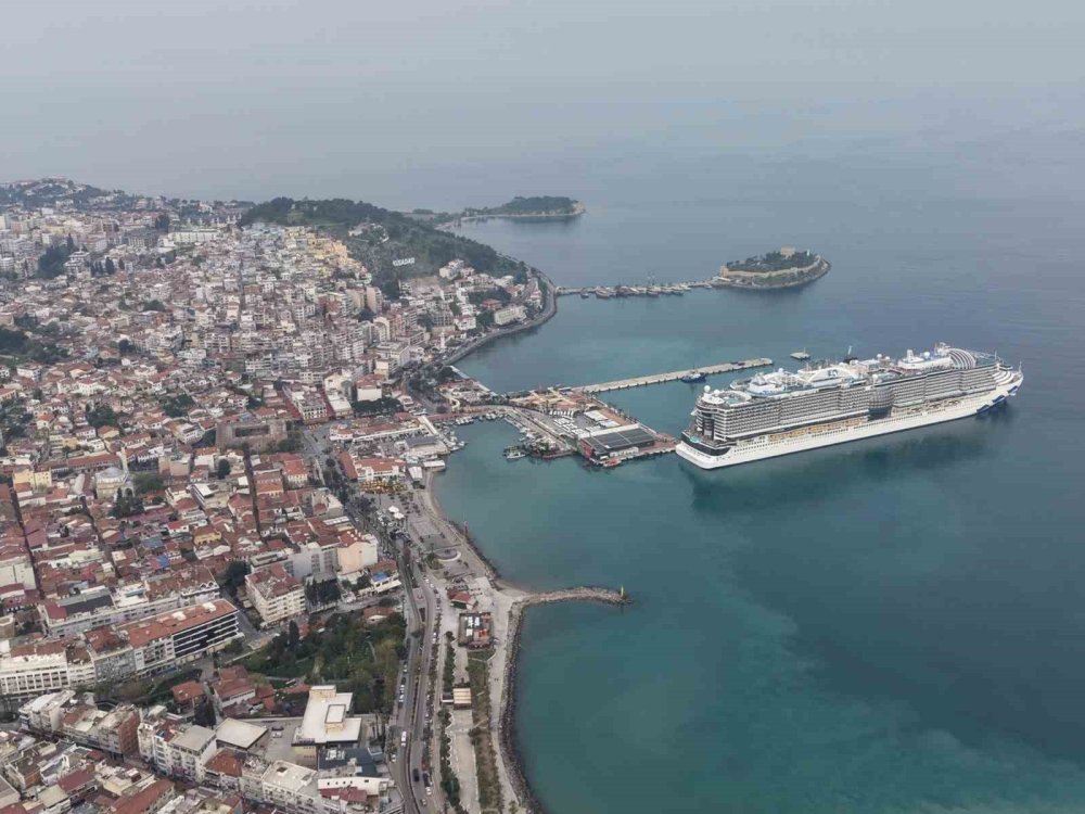 Kuşadası’na 2 Kruvaziyer 5 Bin 297 Turist Getirdi