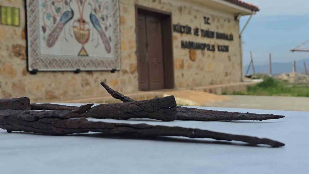 Antik Kazıda 1500 Yıllık Bıçak Seti Bulundu