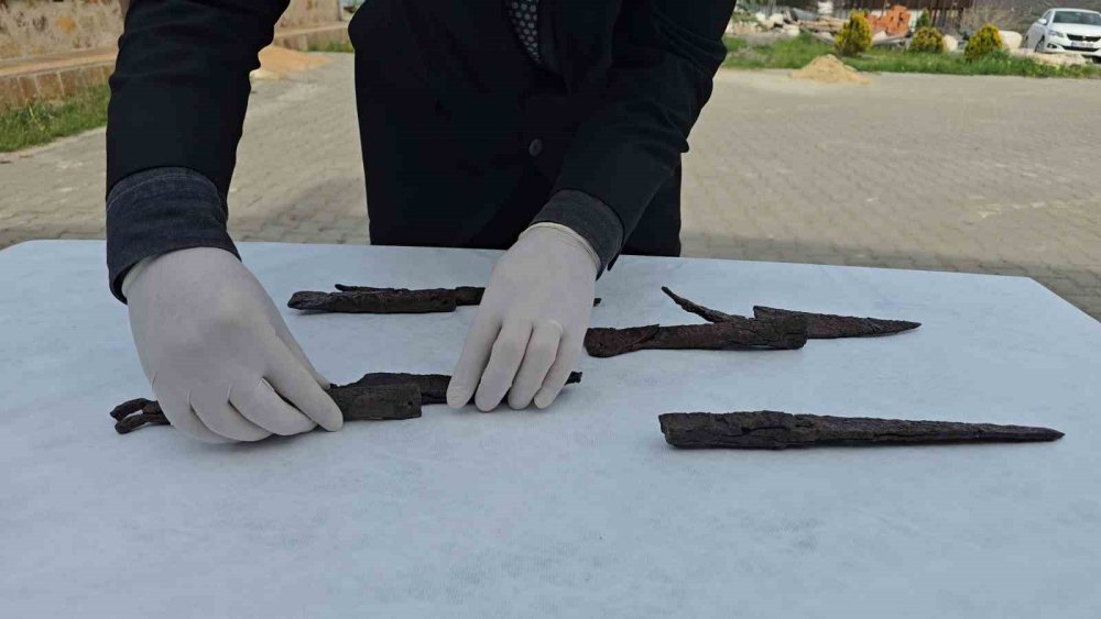 Antik Kazıda 1500 Yıllık Bıçak Seti Bulundu