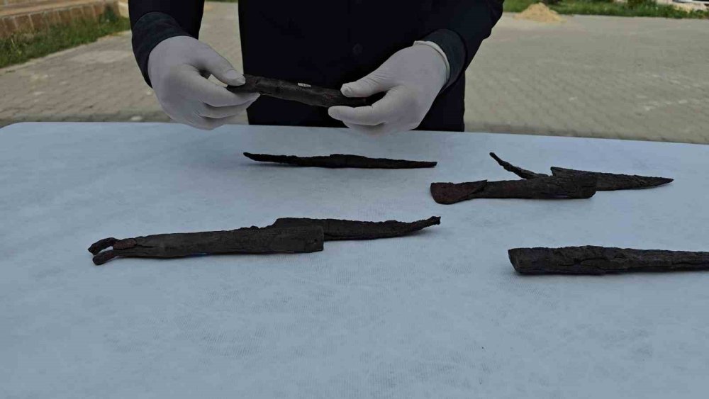 Antik Kazıda 1500 Yıllık Bıçak Seti Bulundu
