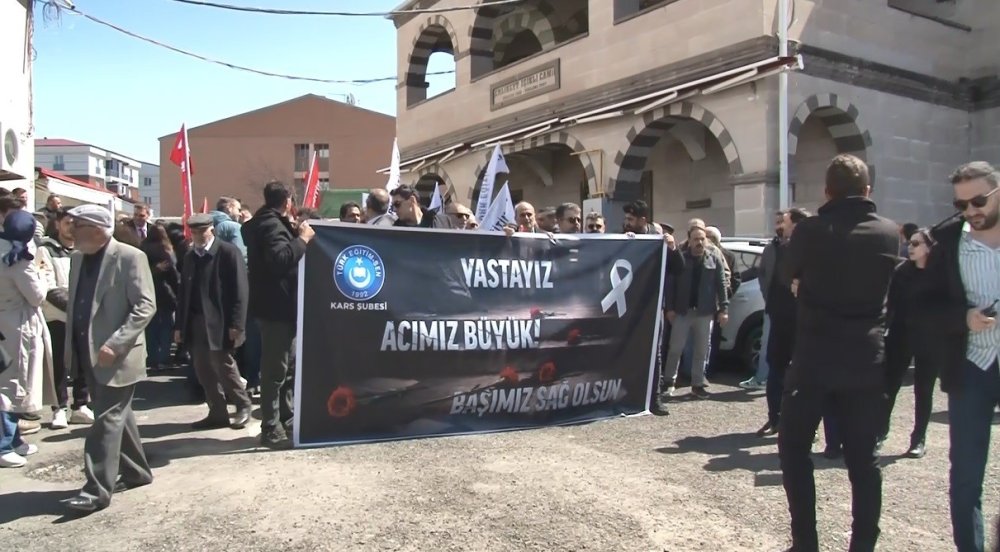 Kars’ta Okul Saldırısının Acısı Paylaşıldı: Gıyabi Cenaze Namazı ve Yürüyüş