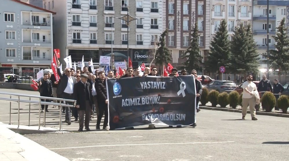 Kars’ta Okul Saldırısının Acısı Paylaşıldı: Gıyabi Cenaze Namazı ve Yürüyüş