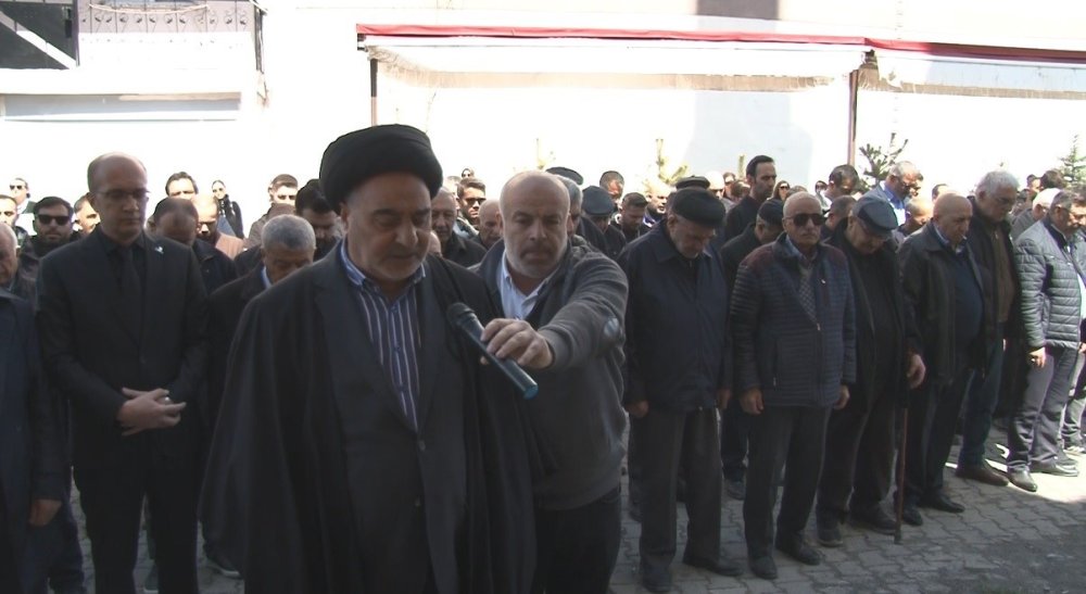 Kars’ta Okul Saldırısının Acısı Paylaşıldı: Gıyabi Cenaze Namazı ve Yürüyüş