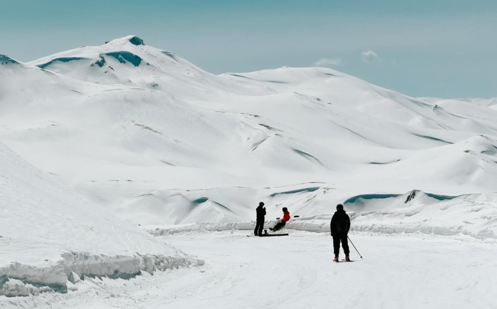 Plaj Kenarı Değil Palandöken’in Zirvesinde Şezlong Keyfi