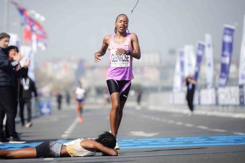 21’inci Kez Koşuldu.. İstanbul Yarı Maratonu’nda Nefes Kesen Yarış!