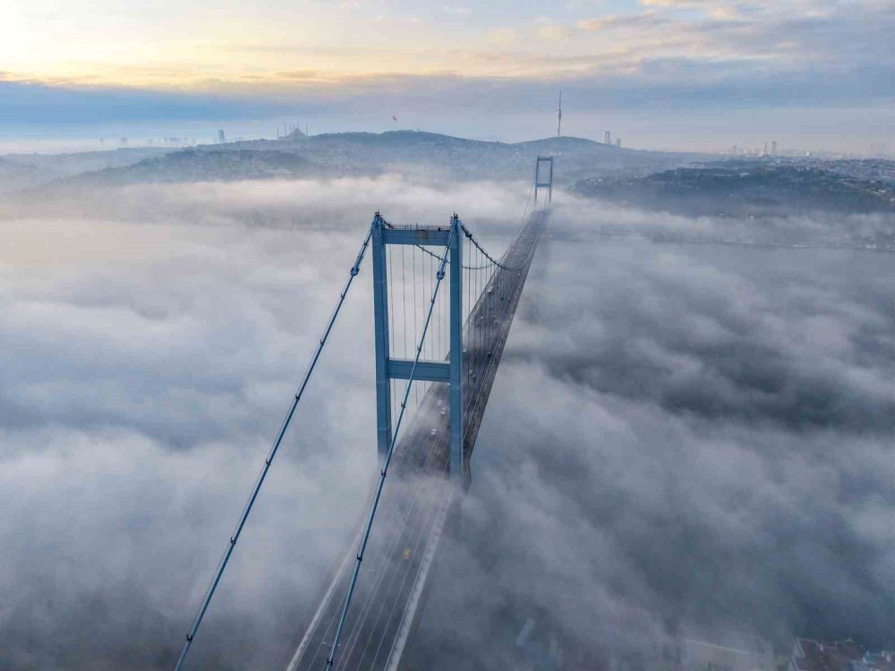 İ̇stanbul’daki Yoğun Sis Boğaz’da Görsel Şölen Oluşturdu