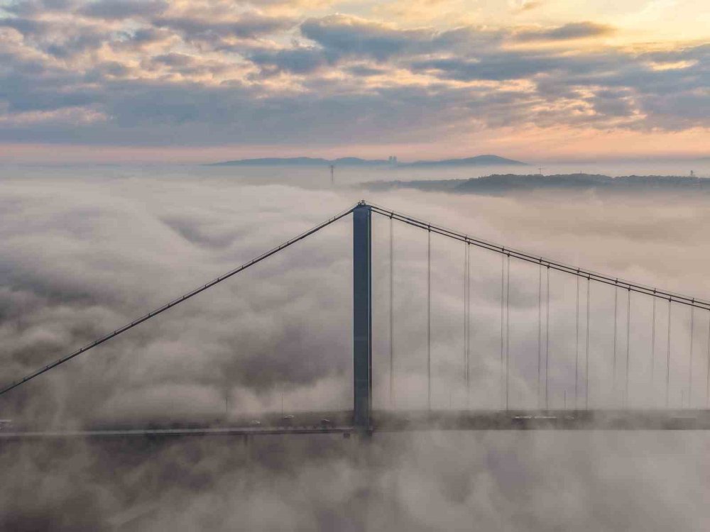 İ̇stanbul’daki Yoğun Sis Boğaz’da Görsel Şölen Oluşturdu