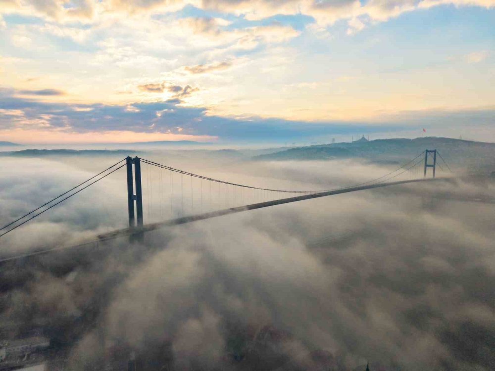 İ̇stanbul’daki Yoğun Sis Boğaz’da Görsel Şölen Oluşturdu
