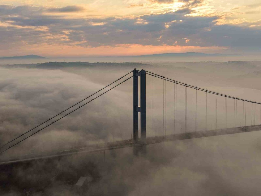 İ̇stanbul’daki Yoğun Sis Boğaz’da Görsel Şölen Oluşturdu
