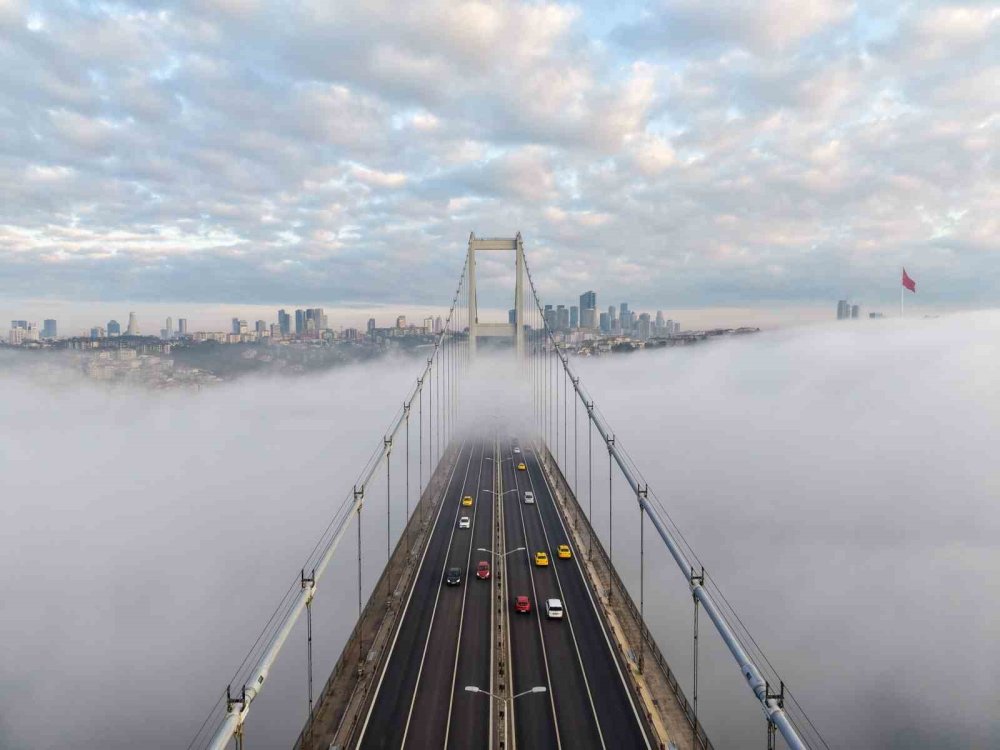 İ̇stanbul’daki Yoğun Sis Boğaz’da Görsel Şölen Oluşturdu