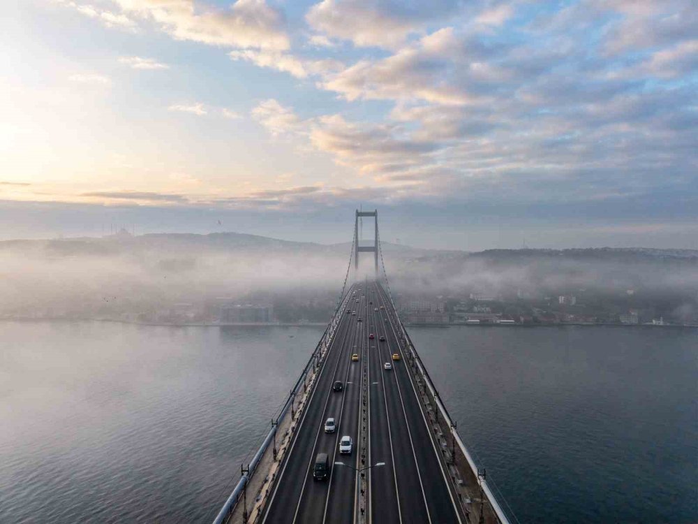 İ̇stanbul’daki Yoğun Sis Boğaz’da Görsel Şölen Oluşturdu