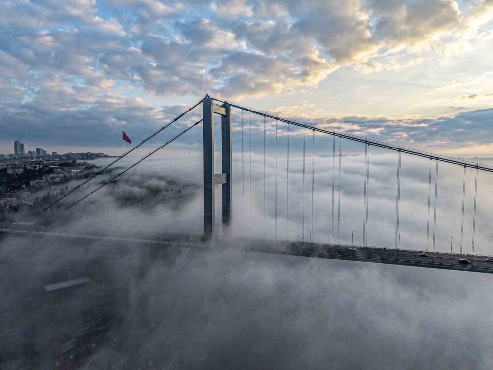İ̇stanbul’daki Yoğun Sis Boğaz’da Görsel Şölen Oluşturdu