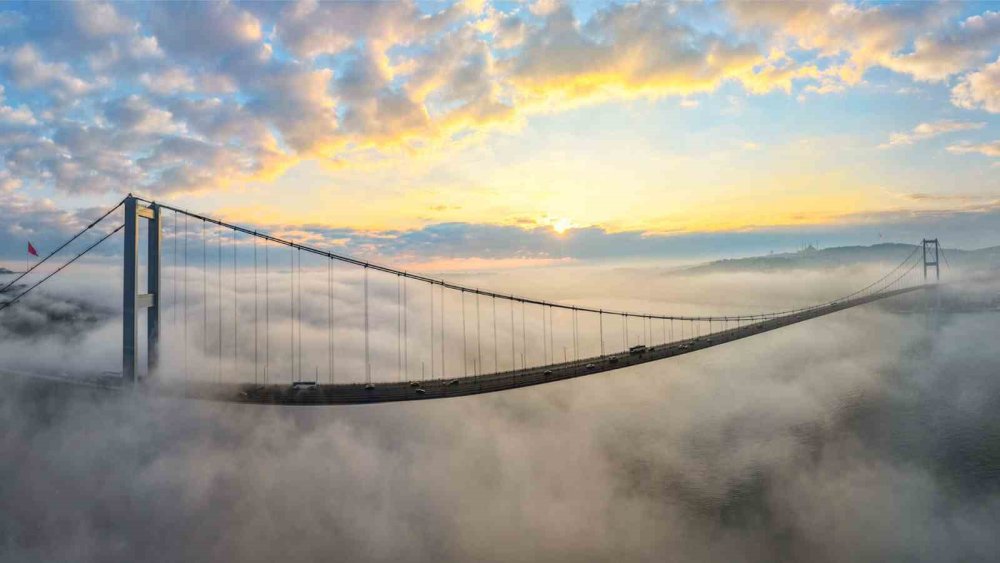 İ̇stanbul’daki Yoğun Sis Boğaz’da Görsel Şölen Oluşturdu