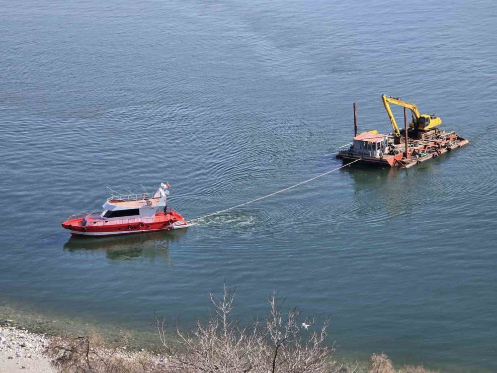 Van Gölü’nde Sular Çekildi, Akdamar’daki İskele Yenileniyor