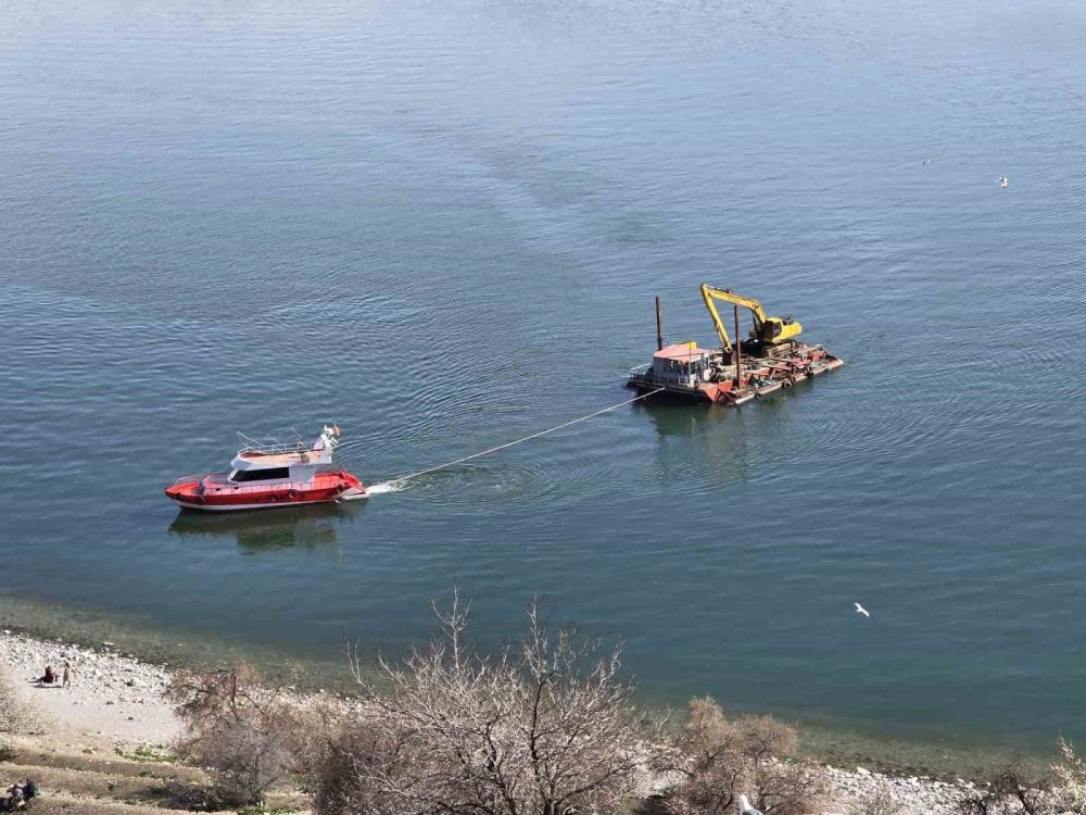 Van Gölü’nde Sular Çekildi, Akdamar’daki İskele Yenileniyor