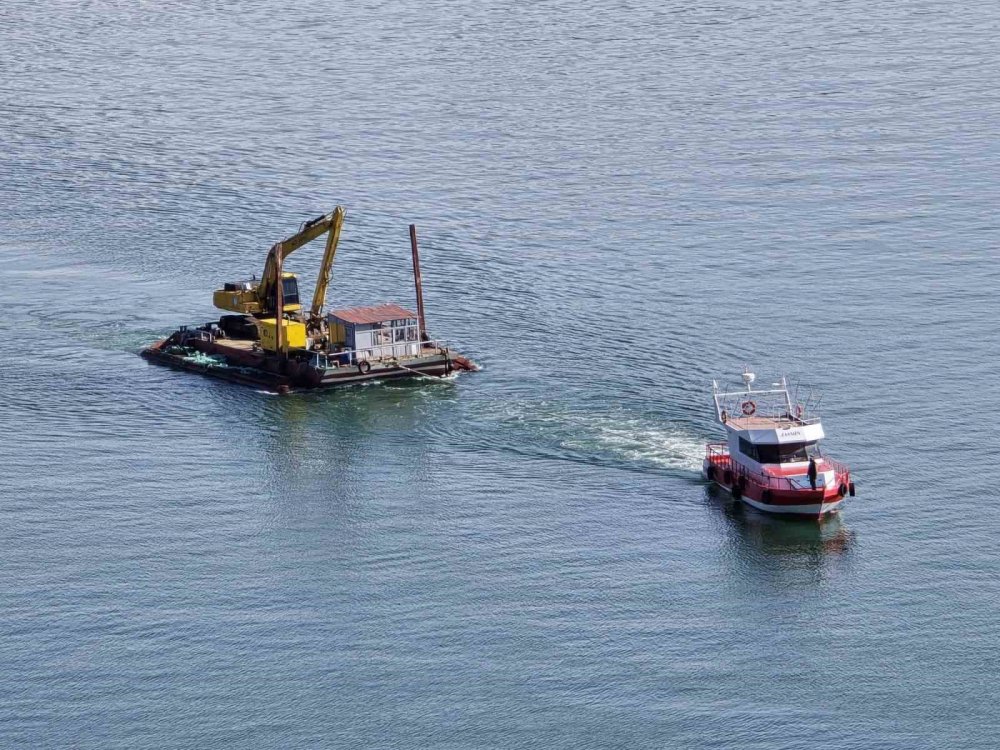 Van Gölü’nde Sular Çekildi, Akdamar’daki İskele Yenileniyor