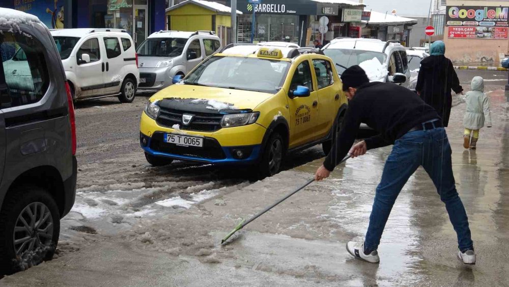 Ardahan Beyaza Büründü.. Aniden Bastıran Kar Yağışı Kenti Teslim Aldı!