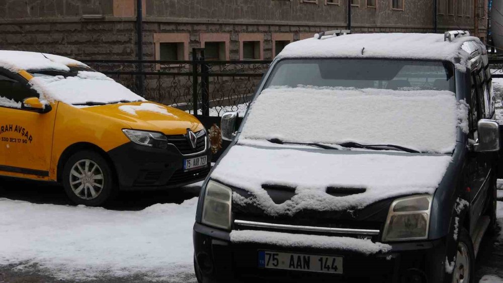 Ardahan Beyaza Büründü.. Aniden Bastıran Kar Yağışı Kenti Teslim Aldı!