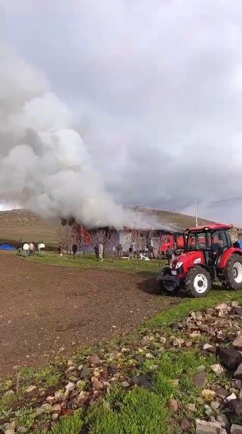 Kars Digor’da Bir Ev Kül Oldu.. Alevler ‘Sabah Saatleri’nde Yükseldi!