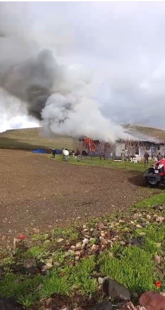 Kars Digor’da Bir Ev Kül Oldu.. Alevler ‘Sabah Saatleri’nde Yükseldi!