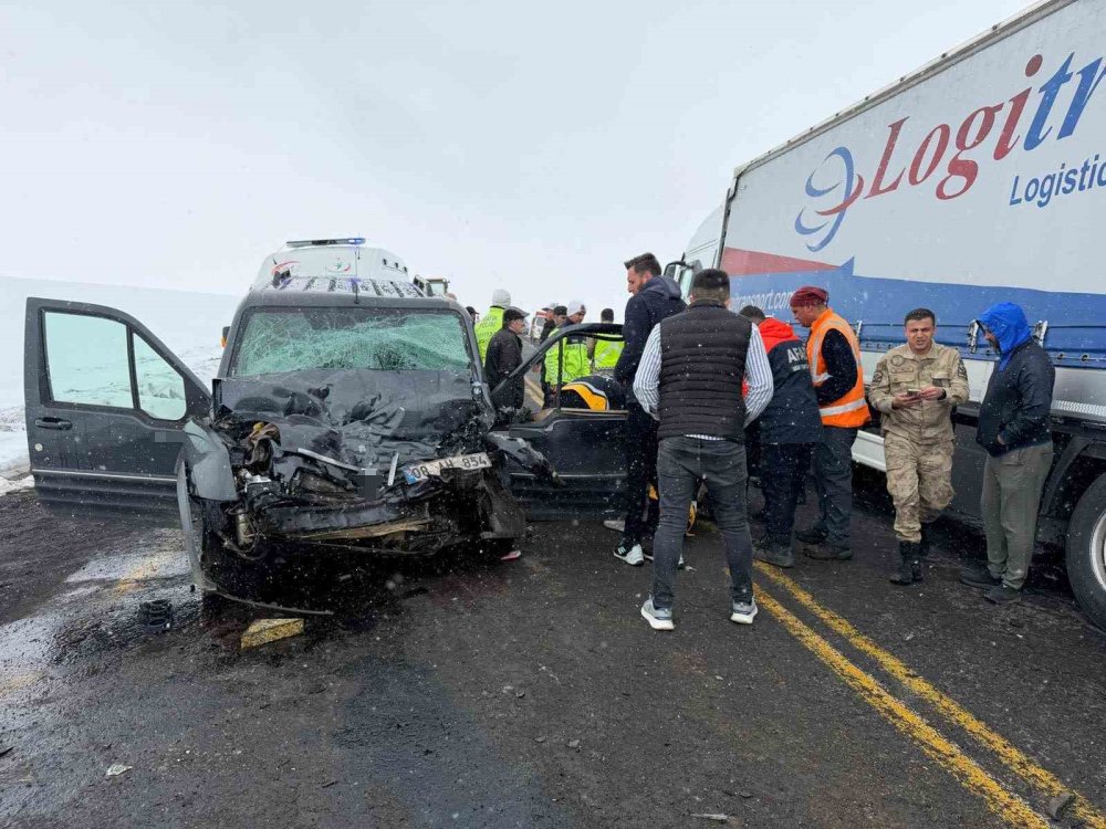 Sahara Geçidi’nde Sisli Havada Hatalı Sollama Kazası.. 2 Yaralı!