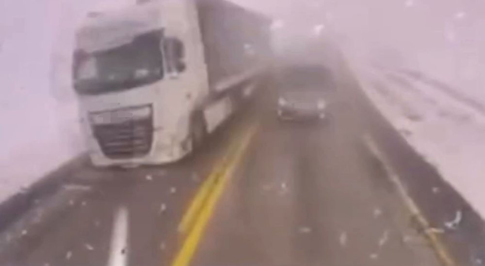 Sahara Geçidi’nde Sisli Havada Hatalı Sollama Kazası.. 2 Yaralı!