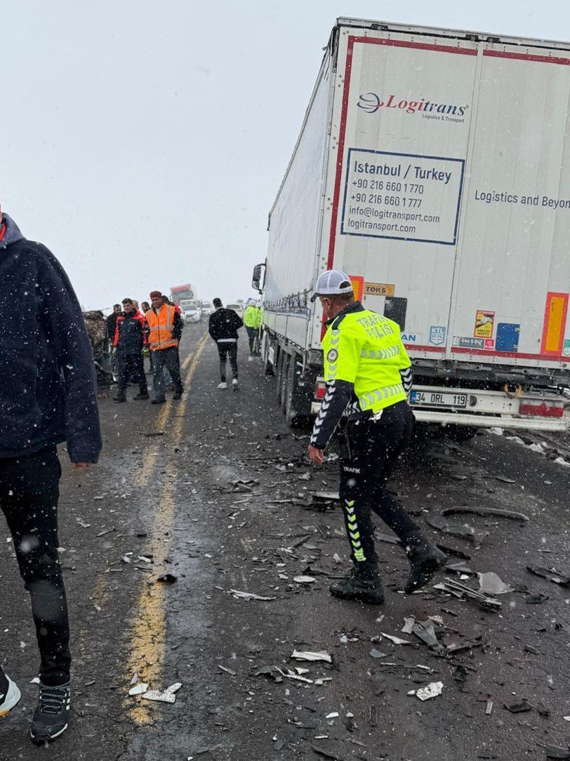 Sahara Geçidi’nde Sisli Havada Hatalı Sollama Kazası.. 2 Yaralı!