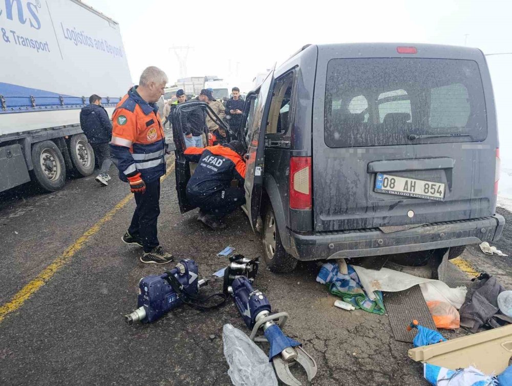 Sahara Geçidi’nde Sisli Havada Hatalı Sollama Kazası.. 2 Yaralı!
