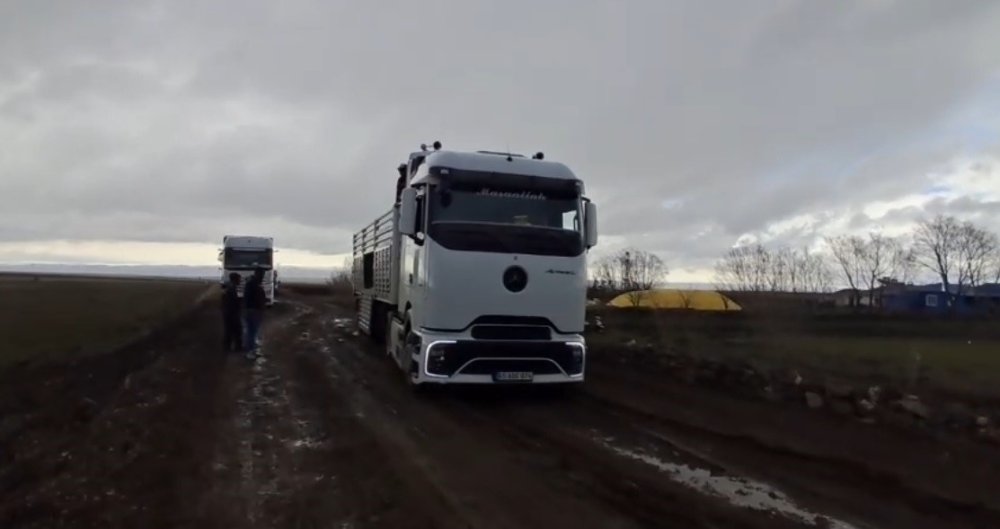 Kars'ta TIR Kurtarma Operasyonu.. Köylülerin Dayanışmasıyla Başarıya Ulaşıldı!