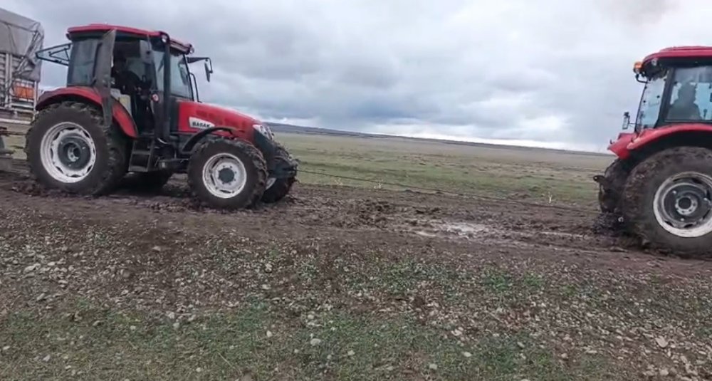 Kars'ta TIR Kurtarma Operasyonu.. Köylülerin Dayanışmasıyla Başarıya Ulaşıldı!